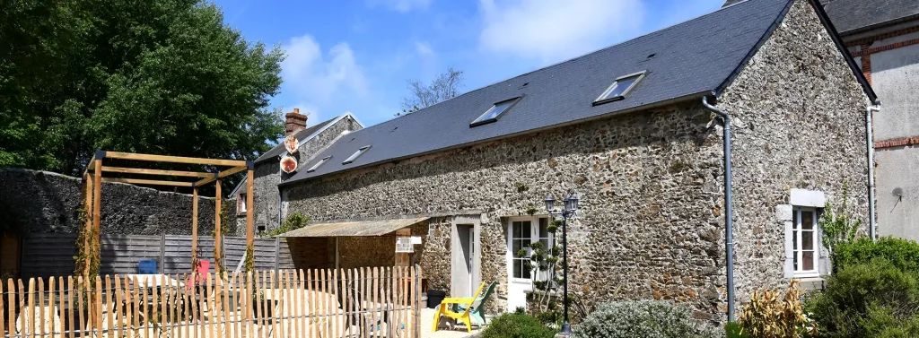 Gîte de l’écurie et sa terrasse, qui complète la capacité d’accueil du château pour en faire un gîte 50 personnes en Normandie