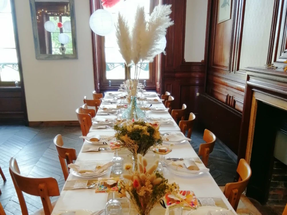 Table dressée avec des décorations florales, pour un mariage dans une location de château en Normandie